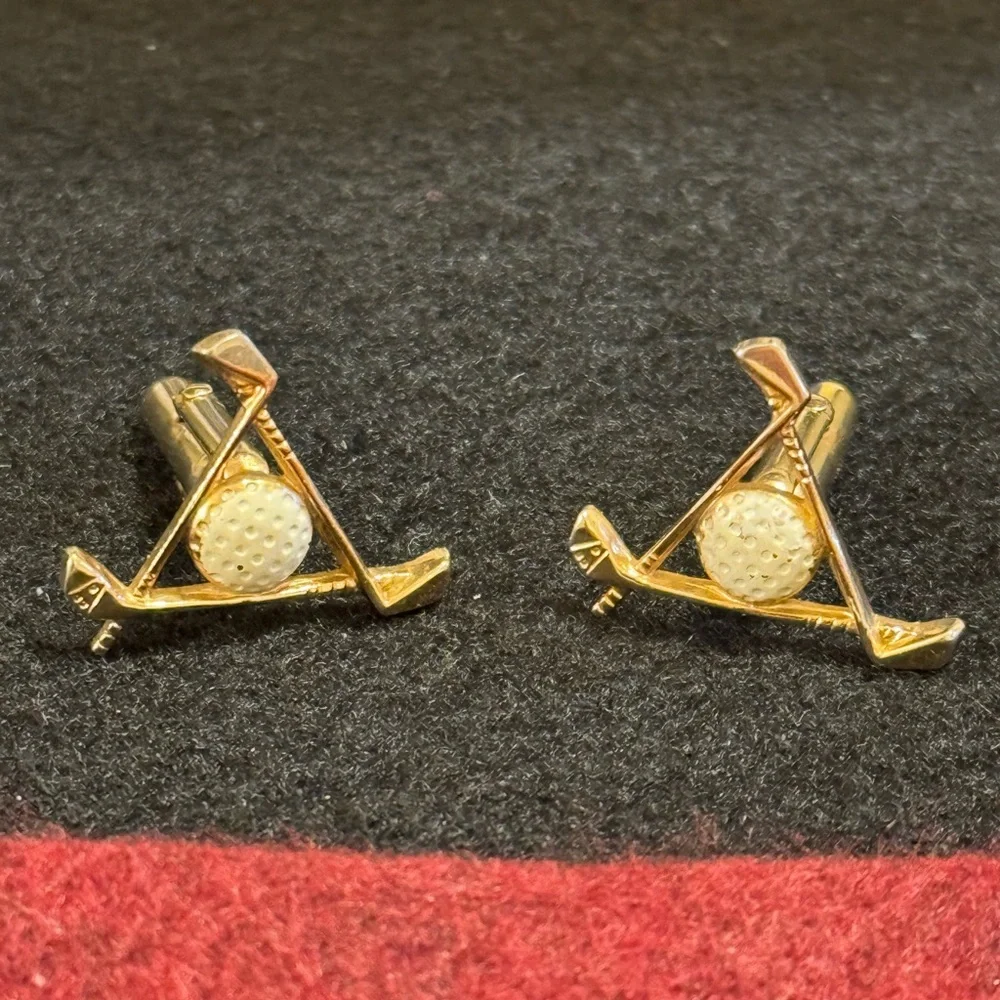 VTG 1960s Swank gold tone triangle crossed golf clubs w/white golf ball center